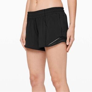 Lululemon Hotty Hot Short II *Long 4"
Black size 10 NWOT